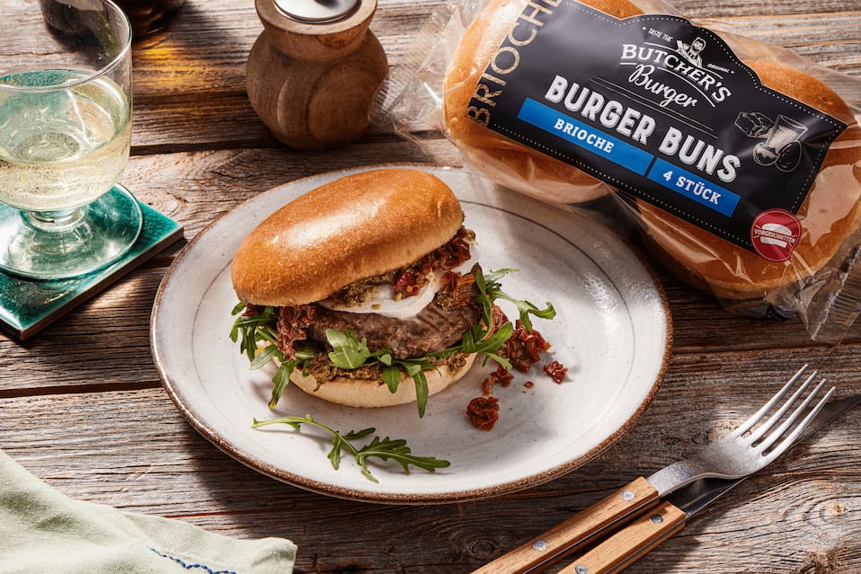 Italienischer Burger mit Rucola und getrockneten Tomaten