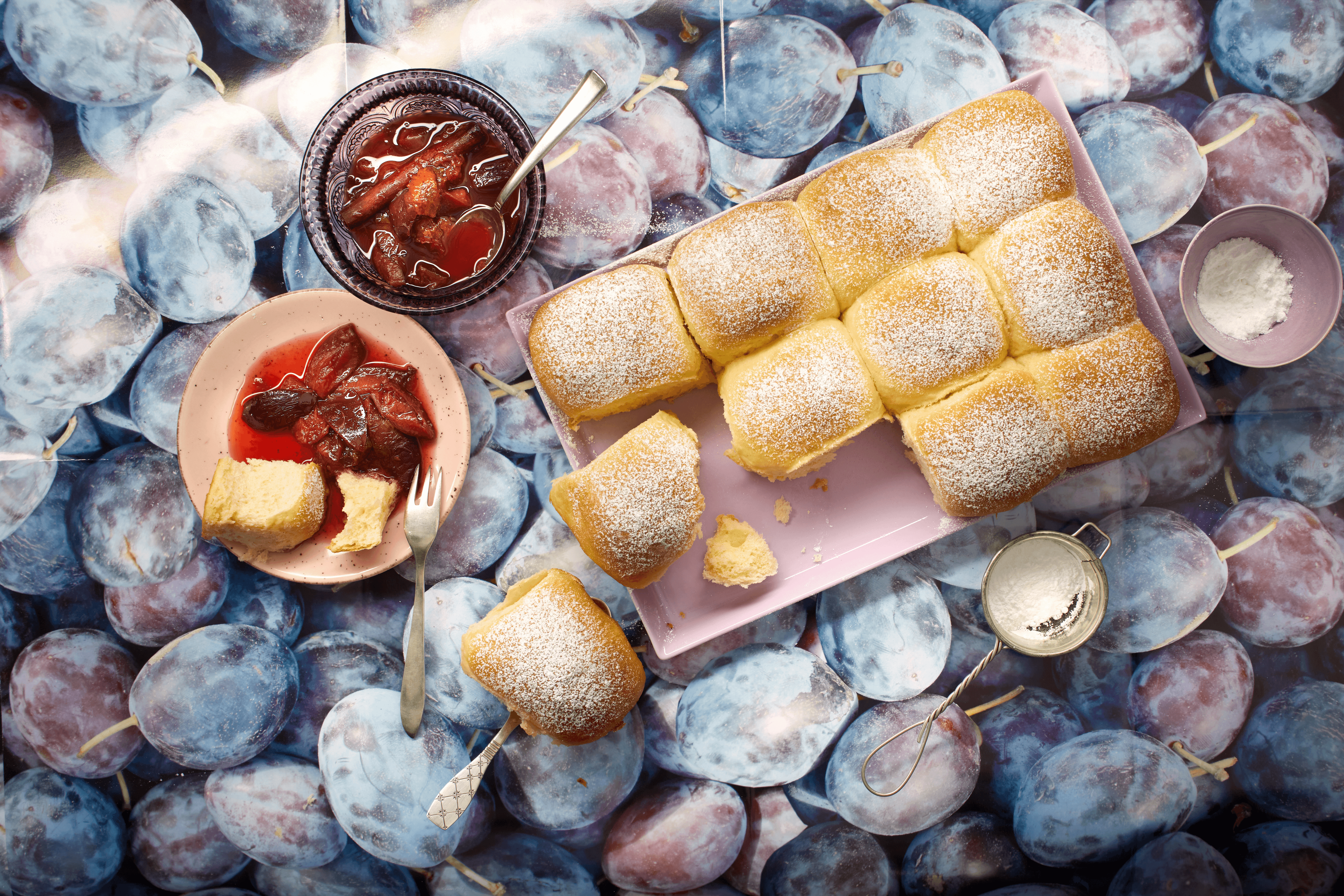 Buchteln mit Pflaumenkompott Rezept - REWE.de