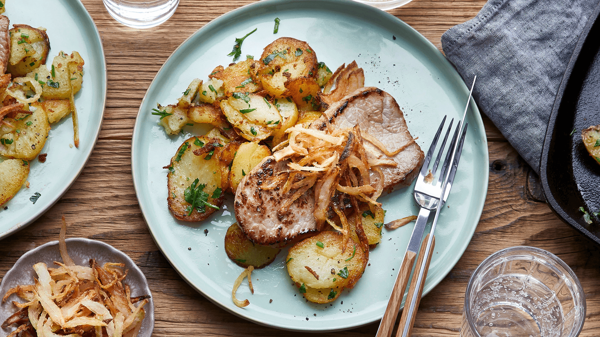 Minutensteaks vom Kalb mit Röstzwiebeln und Bratkartoffeln Rezept - REWE.de